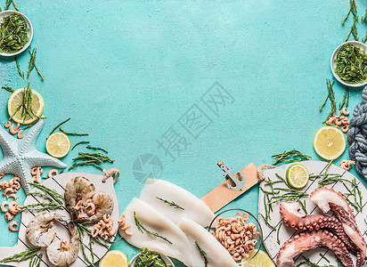 海鲜背景与鱿鱼,虾,章鱼,北海螃蟹海藻浅蓝色,顶部视图,边界为您的,文本,食谱产品的地方图片