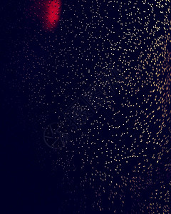 个惊人的观图像水滴与黑色背景红色辉光高光图片