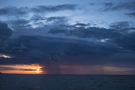 日落海里下雨了图片