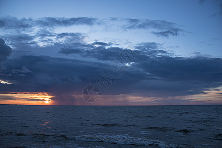 日落海里下雨了图片