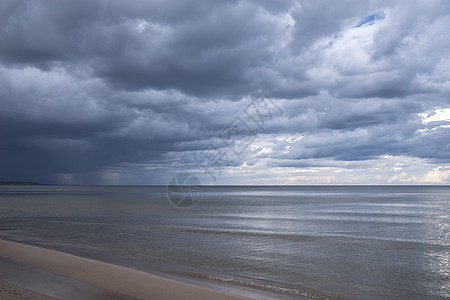 日落海里下雨了图片