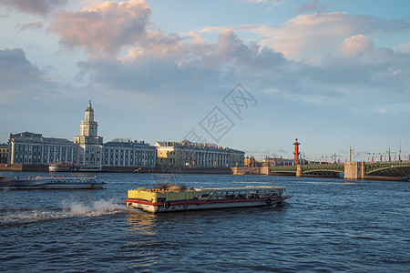 涅瓦河俯瞰彼得堡市图片
