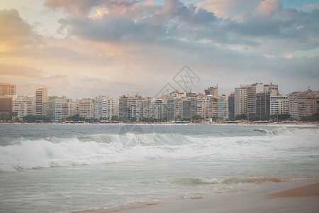 科帕卡巴纳海滩里约热内卢,巴西穿过海湾的城市景色背景