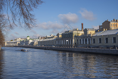 河渠俯瞰彼得堡的街道图片