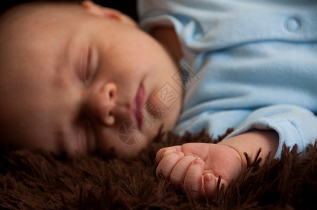 个熟睡的婴儿图片