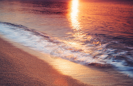 海水表的夕阳光图片