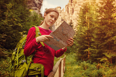 轻的女游客,秋季的森林背景上肖像专注于子图片