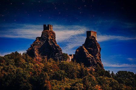 晚上高山上的两座仙女城堡图片