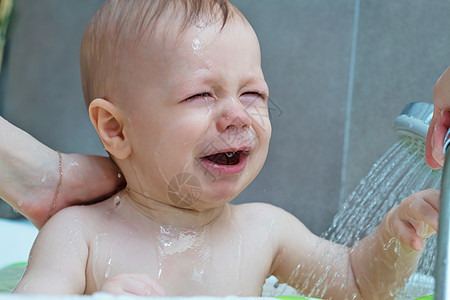 妈妈洗澡洗婴儿他哭了,喜欢图片