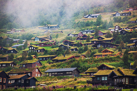 挪威高山上的建筑物阴天雾背景图片