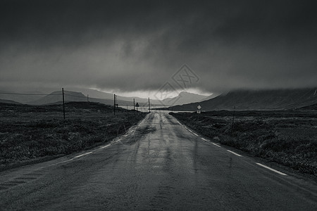 挪威下雨的戏剧道路深色黑白胶片风格的颜色图片