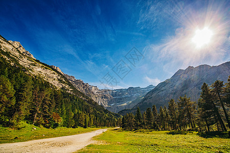 比利牛斯山脉明亮的阳光景观图片