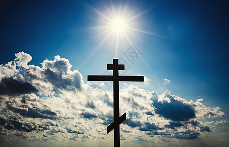 正统基督教十字架剪影与蓝天明亮的太阳图片
