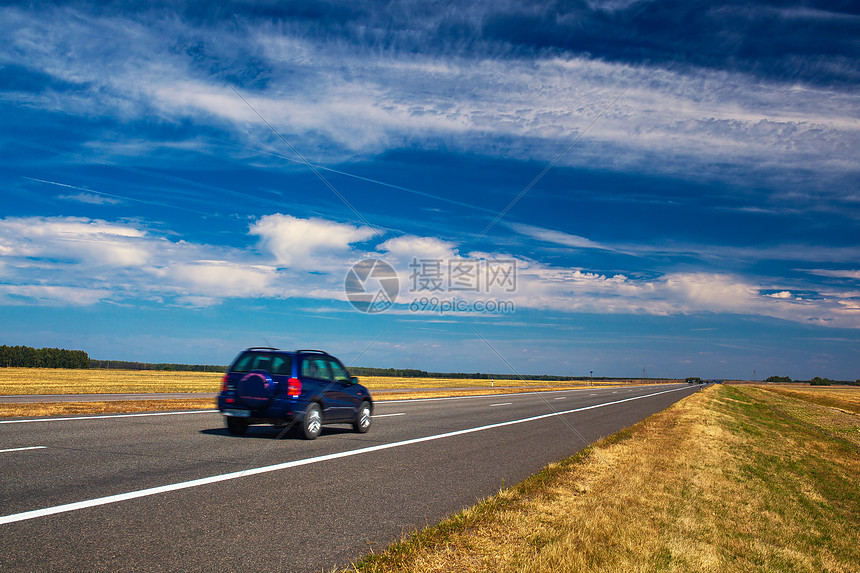 欧洲公路上的汽车旅行蓝天夏天的田野全景图片