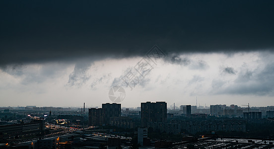 大城市上空乌云密布雨风前的刻图片