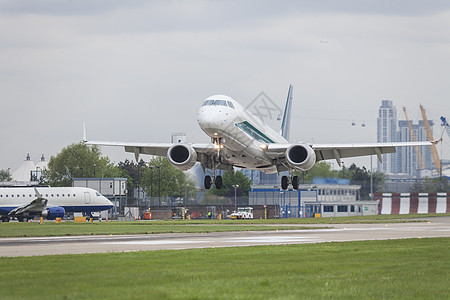 飞机起飞背景商用喷气式客机降落繁忙的现代机场的跑道上背景