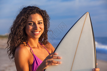 美丽的轻女子冲浪女孩穿着比基尼,冲浪板站海滩上的冲浪图片