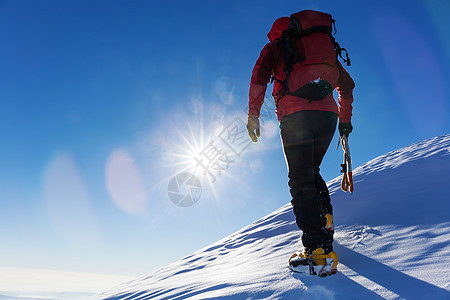 极限冬季运动阿尔卑斯山雪峰顶部的登山者决心,成功,勇敢图片