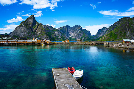 洛芬挪威诺德兰县的个群岛以独特的风景而闻名,戏剧的山脉山峰,开阔的大海庇护的海湾,海滩未触及的土地图片