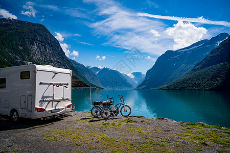 家庭度假旅行,汽车度假旅行,商队汽车度假美丽的自然挪威自然景观背景图片