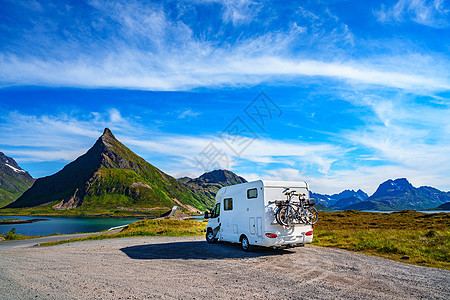 家庭度假旅行,汽车度假旅行,商队汽车度假美丽的自然挪威自然景观背景图片