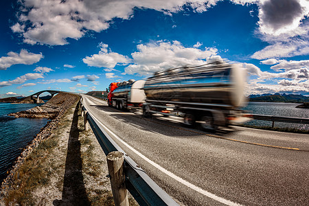卡车背景大西洋公路挪威的高速公路上飞驰卡车汽车运动模糊图片