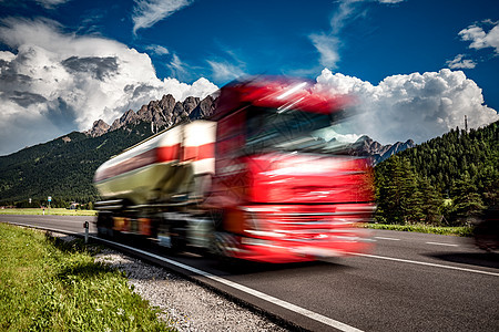 燃料卡车阿尔卑斯山的背景下冲下高速公路卡车汽车运动模糊图片