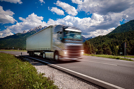 燃料卡车阿尔卑斯山的背景下冲下高速公路卡车汽车运动模糊图片