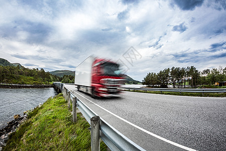 燃料卡车沿着公路飞驰,诺威卡车汽车运动模糊图片