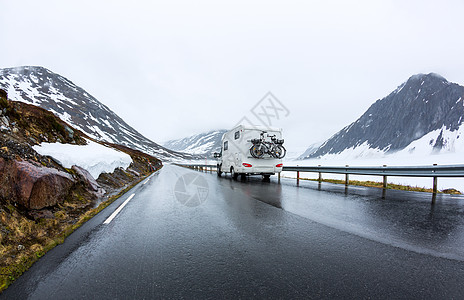 车 路商队车高速公路上行驶美丽的自然挪威自然景观背景