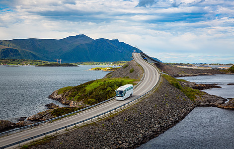 挪威公路上的旅游巴士大西洋路大西洋路Atlanterhsveien被授予挪威世纪建筑的称号图片