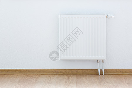 加热散热器靠白色墙壁图片