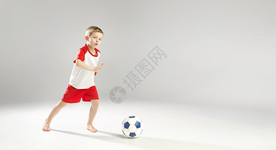 踢足球的小天才男孩图片