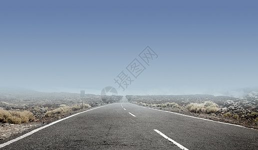 晴朗的天空条空旷的乡村道路上图片