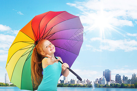 漂亮的小女孩带着五颜六色的雨伞图片