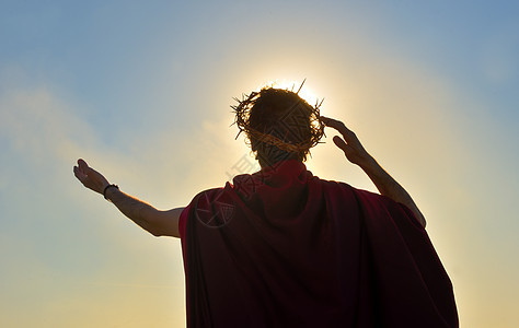 耶稣基督带着荆棘顶着太阳背景图片