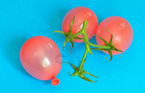 成熟的红色樱桃西红柿气球上图片