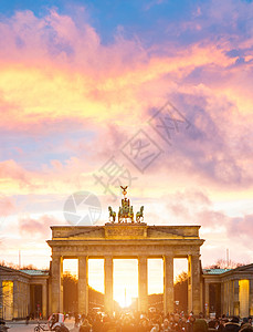 布兰登伯格托尔奥夫帕里塞普拉特兹照亮勃兰登堡门日落景观,柏林,德国图片
