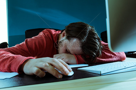 精疲力竭的商人睡觉疲惫的商人用电脑睡办公桌前图片