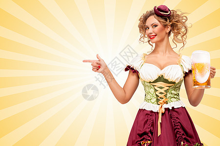 美丽的微笑,感的啤酒节女服务员,穿着传统的巴伐利亚连衣裙,戴着啤酒杯,图片