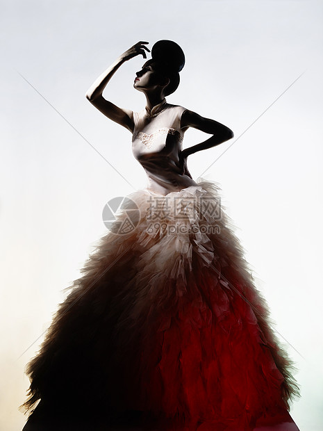 ‘~艺术时尚工作室照片美丽优雅的表妹穿着豪华晚礼服xa阴影光线的绘制光颜色的影响时尚风格  ~’ 的图片