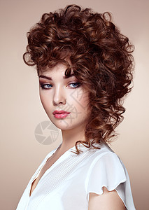 黑发女人,卷发发亮波浪发型的漂亮模特时尚照片背景图片