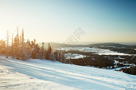 霍尔滑雪跳转仙境盖满天空高清图片