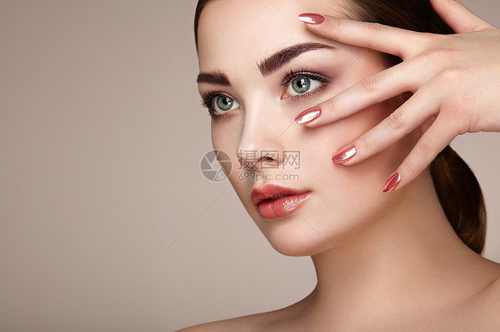 美丽的黑发女人,化妆完美红色的嘴唇指甲完美的眉毛护肤基金会美丽的女孩米色背景时尚照片图片