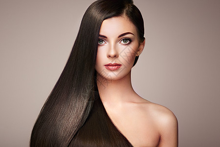 长着光滑头发的漂亮女人化妆发型完美的女孩模特黑发,完美健康的黑发背景图片