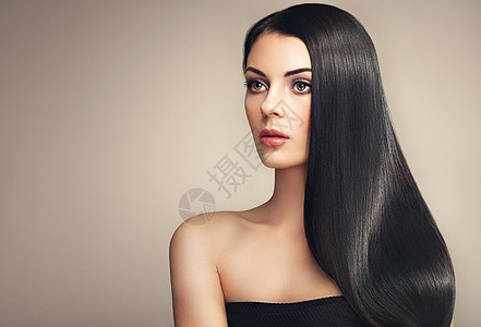 长着光滑头发的漂亮女人化妆发型完美的女孩模特黑发,完美健康的黑发背景图片