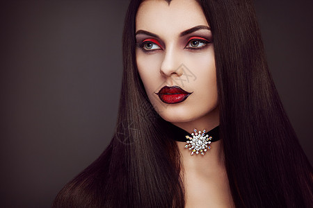 万节吸血鬼女人肖像美丽的魅力,时尚,感的吸血鬼女士,长发,美丽的化妆服装图片