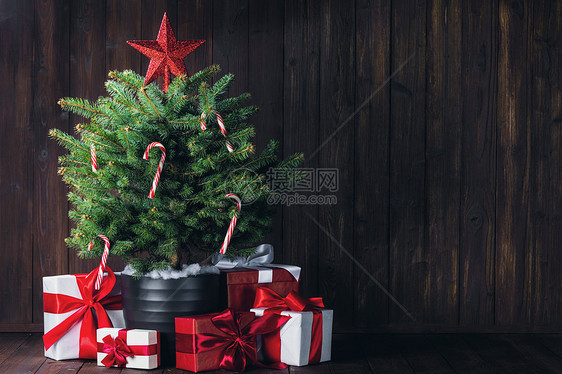 装饰诞树装饰诞树与糖果罐礼品盒木制背景图片