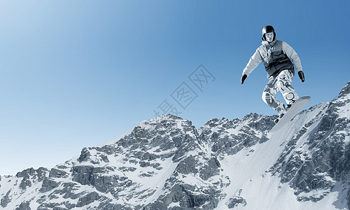 滑雪者晴朗的蓝天上跳高滑雪运动图片