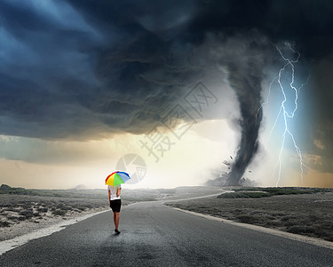 带雨伞的女商人带着五颜六色的雨伞的女商人的背景背景图片